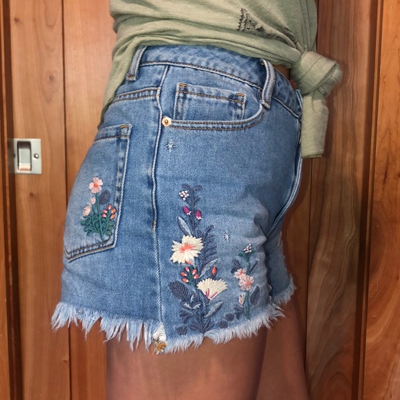 Jean shorts w/embroider flowers - Picture 2 of 3